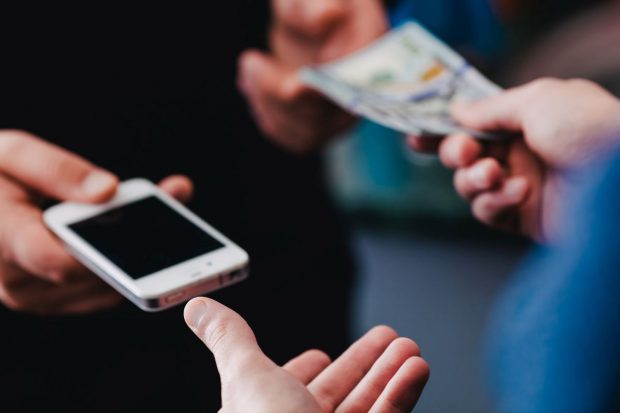 5 criterii de care să ții cont când cumperi un telefon mobil second-hand
