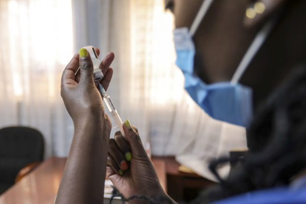 O profesoară de biologie din SUA, arestată după ce a vaccinat anti-COVID un elev, acasă