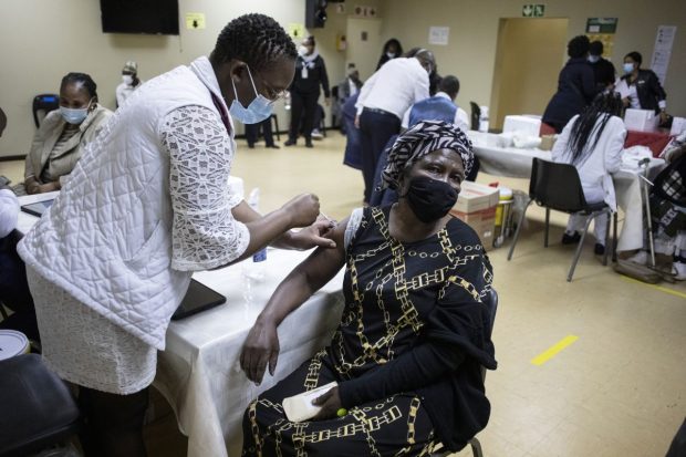 Banca Mondială: Obiectivul ca 70% din populația lumii să fie vaccinată anti-COVID până la jumătatea lui 2022 s-ar putea să nu fie atins