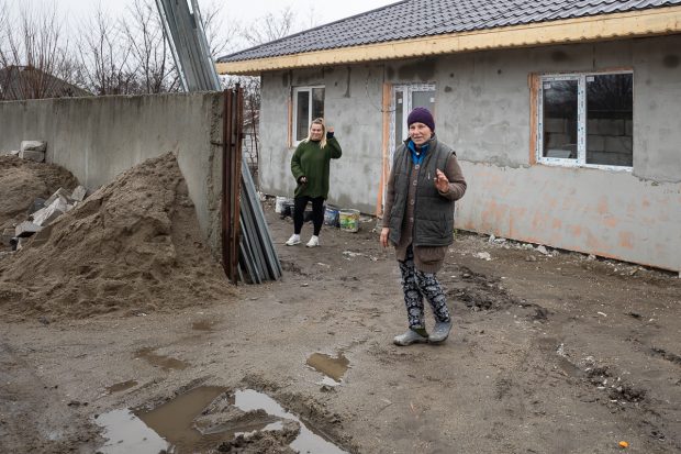 O casă în dar pentru o familie rămasă pe drumuri în prag de Sărbători, după un incendiu. Consătenii le-au ridicat o nouă locuință într-o lună