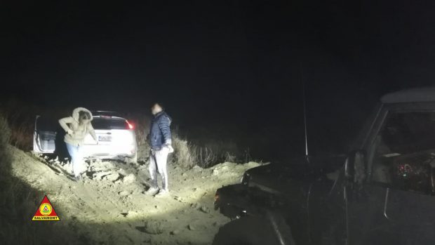 Patru tineri au avut nevoie de intervenția salvamontiștilor, după ce GPS-ul i-a trimis pe un drum plin de noroi