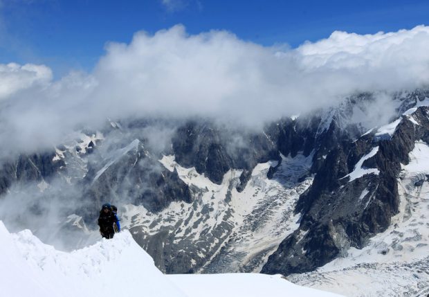 Un alpinist a găsit o comoară plină cu pietre prețioase într-o expediție pe Mont Blanc și a predat-o poliției. Cum a fost răsplătit de autorități