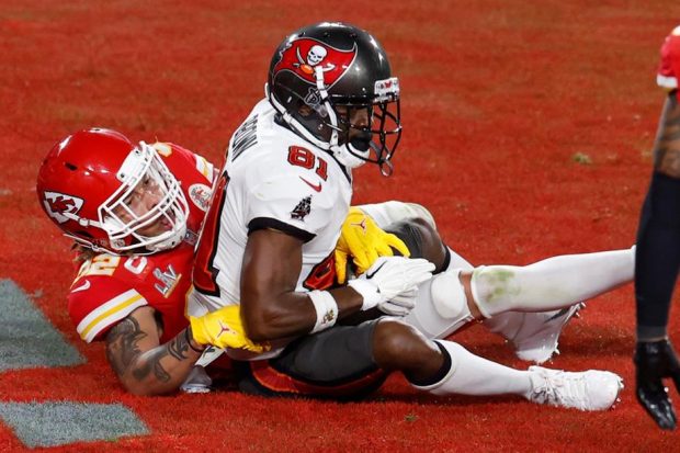 Un jucător de fotbal american ar putea fi dat afară de campioana NFL pentru că a folosit un certificat fals de vaccinare
