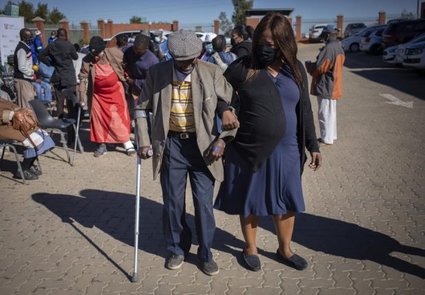 Omicron generează o creștere exponențială a cazurilor COVID în Africa de Sud, dar e încă neclar cât de infecțioasă este noua variantă