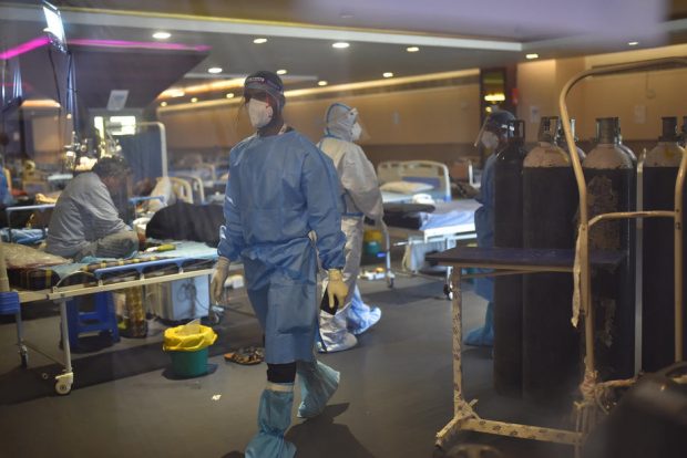 După un val devastator de COVID-19, sistemul de sănătate din India este copleșit de un virus răspândit de un țânțar