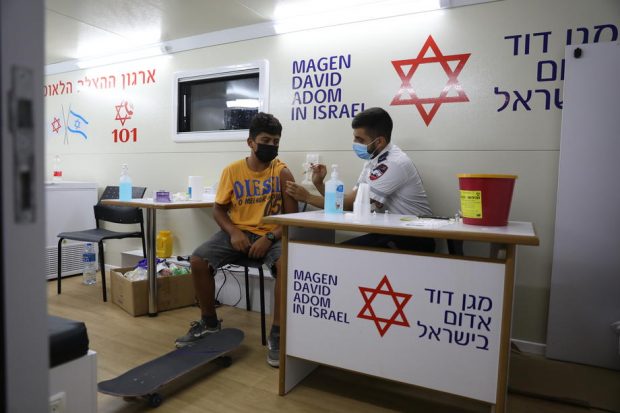 Modelul Israel. Cum se pregăteşte țara pentru valul de Omicron. Coordonatorul campaniei de vaccinare: „Încercăm să limităm importurile“