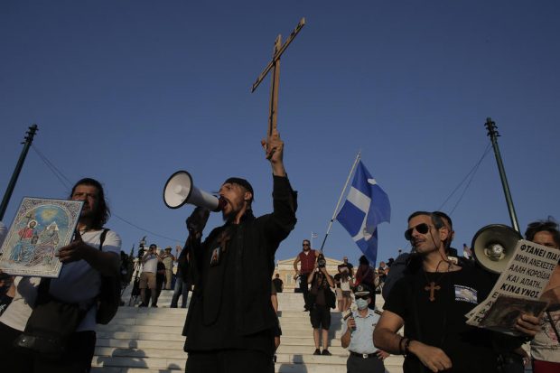Director de liceu din Grecia, încătușat de un grup de antivacciniști și dus la poliție pentru că aplica restricții pandemice