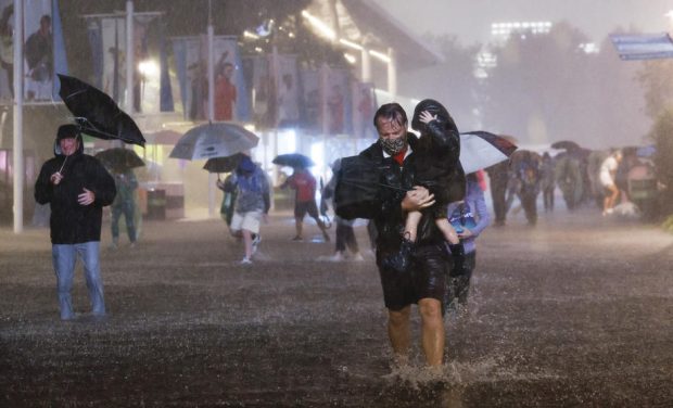 Studiu: Cele mai mari 10 dezastre naturale de anul acesta, cauzate de schimbările climatice, au provocat pagube de 170 de miliarde de dolari
