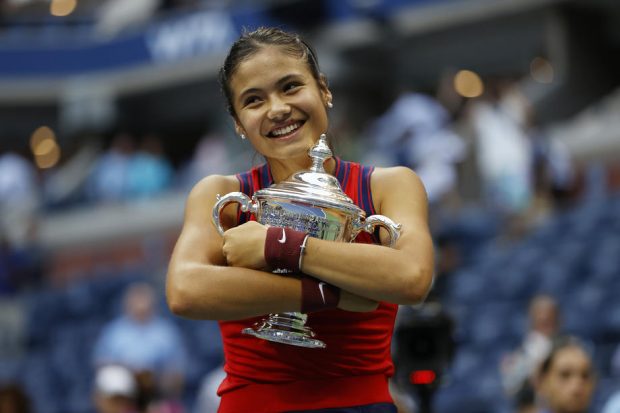 Emma Răducanu, decorată de regina Elisabeta a II-a. Reacţia sportivei de 19 ani