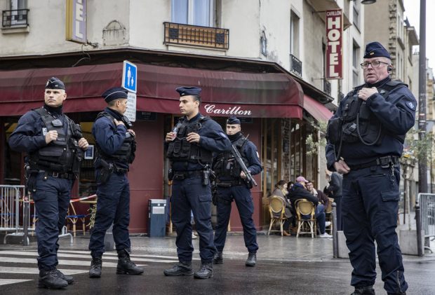 Luare de ostatici în Paris: Un bărbat înarmat cu un cuțit a capturat două femei