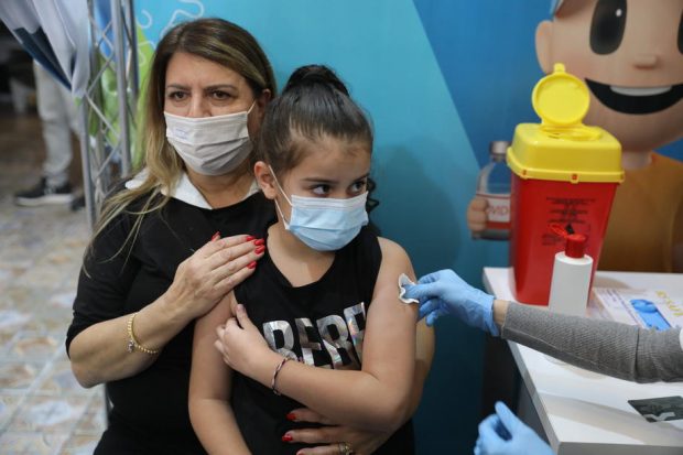 „Alegerea de a nu vaccina copilul va pune întotdeauna bunicul la risc”. Îndemnul unui pediatru privind vaccinarea copiilor sub 12 ani