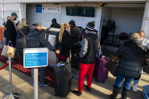 Traficul aerian, dat peste cap de Omicron. Mii de anulări, într-o perioadă de vârf a călătoriilor