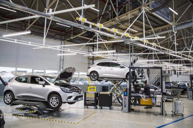 Impactul trecerii la mașinile electrice: 500.000 de europeni vor râmâne fără locuri de muncă. Câți români lucrează în industria auto