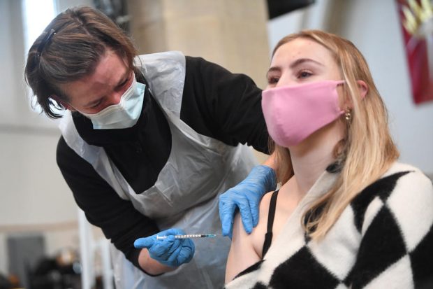 SUA vor putea administra celor vaccinați complet cu Pfizer doza booster după cinci luni, în loc de şase