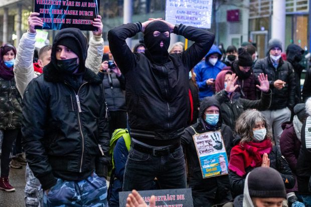 Ciocniri violente cu poliția la protestele față de noile restricții, în Germania