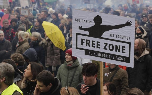 Ciocniri între forțele de ordine din Bruxelles și manifestanții împotriva restricțiilor. Europarlamentar român, în mijlocul protestatarilor