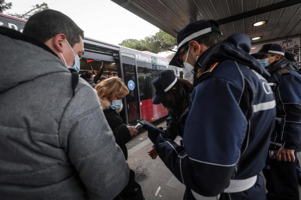 Un român, prima persoană amendată la Roma, după intrarea în vigoare a certificatului verde pe transportul în comun