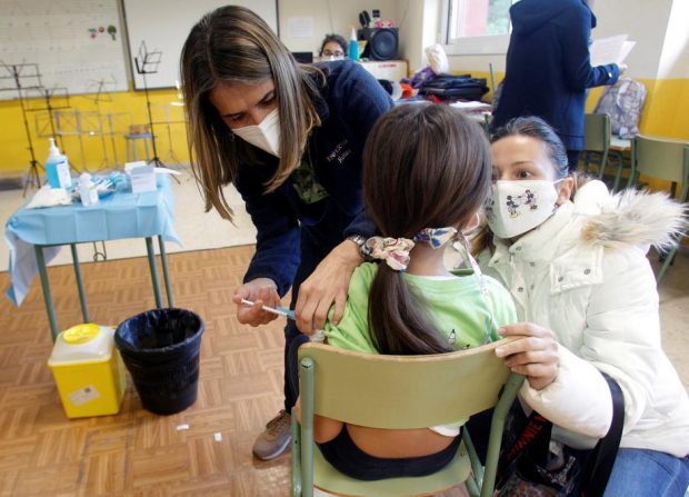 Cozi lungi în Spania la debutul vaccinării anti-Covid pentru copiii de 5-11 ani