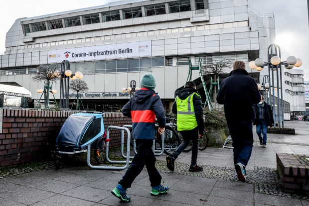 Experți din Germania: Cu varianta Omicron, pandemia intră „într-o nouă dimensiune”