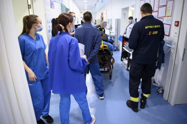 În Elveția, tot mai mulți oameni vor să se infecteze intenționat cu COVID. Autoritățile îi avertizează că acest lucru e ilegal