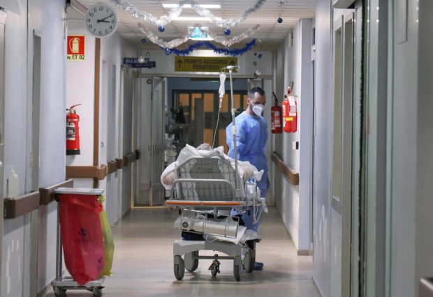 OMS: „Riscul asociat cu noua variantă îngrijorătoare Omicron rămâne foarte ridicat”