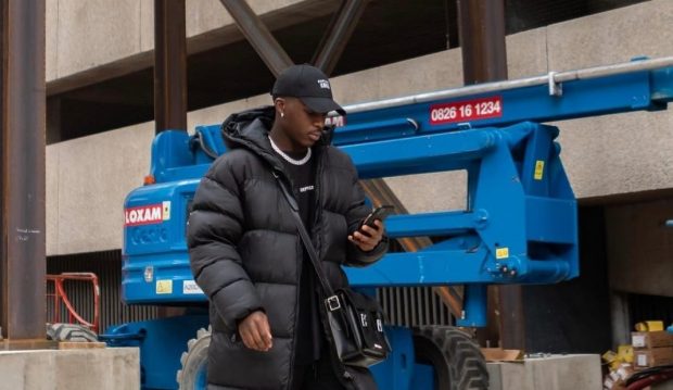 Coșmarul unui tânăr din Haiti ajuns în România: „Am luat două salarii într-un an, în ce minuni să mai cred?! Când trăiești la Paris și te întorci la Mediaș, te schimbi mult”