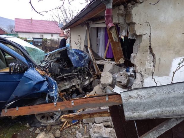 Șofer scăpat teafăr după s-a izbit violent de peretele unei case din Bârsana. Gospodăria s-a dărâmat