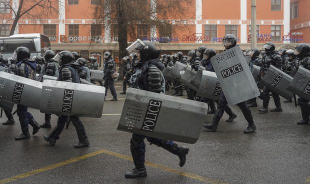 Stare de urgență în Kazahstan. Autoritățile anunță 8 morți și 300 de răniți în rândul forțelor de ordine, după ciocnirile cu protestatarii