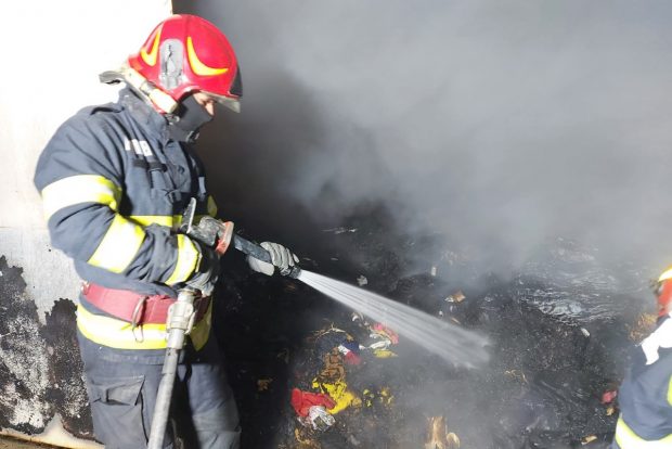 Incendiu în Vama Giurgiu. Au ars magazii în care erau depozitate ţigări şi încălţăminte