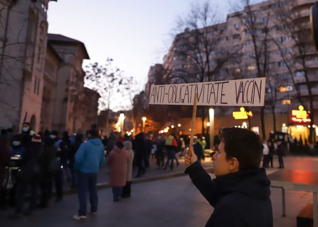 Noi proteste antivaccin în Piața Universității din București, sâmbătă seară
