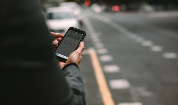 Ride-sharing versus „înainte era mai bine”. Câteva gânduri după o conversație pe roți