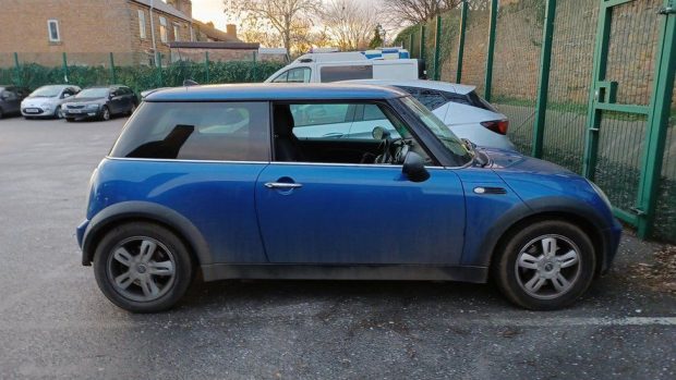 Un britanic tras pe dreapta le-a spus polițiștilor că șofează fără carnet de 70 de ani