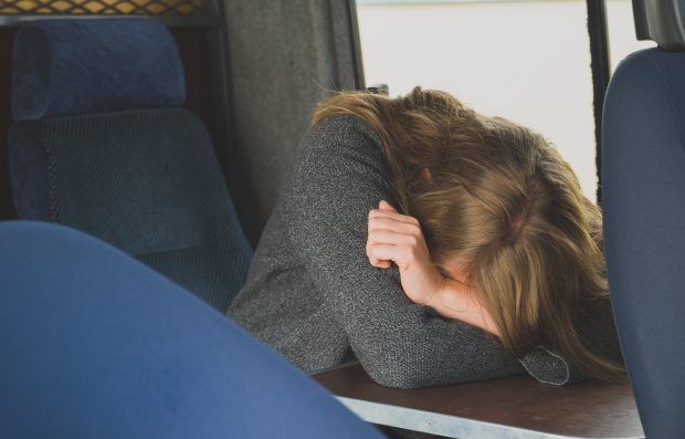 Doi proxeneți scapă de închisoare, într-un dosar cu minore exploatate sexual. Motivarea judecătorilor: „Le asigurau paza fetelor”