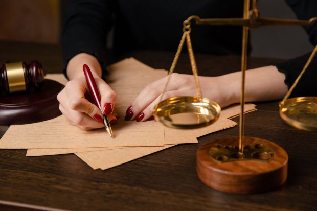 Reacția judecătoarei abuzate de soțul colonel și despre care acesta a susținut că a făcut sex la tribunal: „Calomnii! M-a amenințat că mă va distruge”
