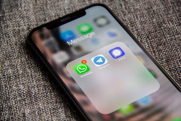 WhatsApp, Signal și Telegram, interzise în Armata Elveției. Militarii vor trebui să folosească o aplicație locală, cu plată