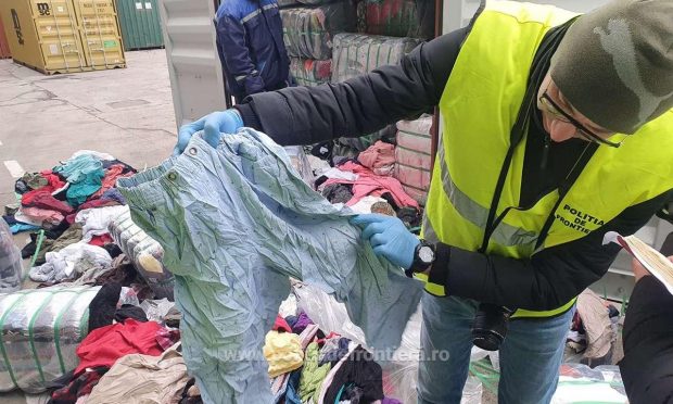 Aproape 77 de tone de haine second-hand degradate, aduse din Canada, descoperite în Portul Constanţa
