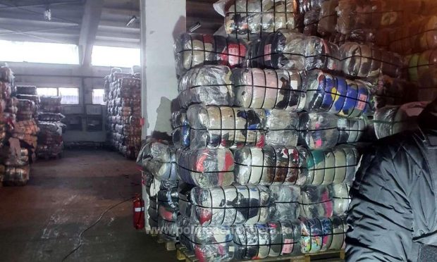 Aproape 500 de tone de haine second-hand degradate, găsite în urma unor percheziţii în Târgu Mureş