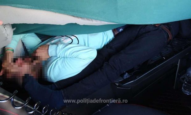 Doi migranți au fost depistați ascunși sub o saltea în cabina unui TIR, la intrarea în România din Bulgaria