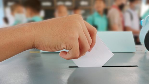 Ce spun un politolog, un sociolog și o profesoară despre introducerea votului de la 16 ani. Care sunt țările unde deja adolescenții votează