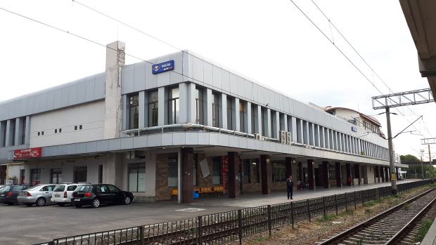 Fată de 13 ani, lovită de o locomotivă, în gara din Bacău. A fost transportată la Iași cu elicopterul SMURD