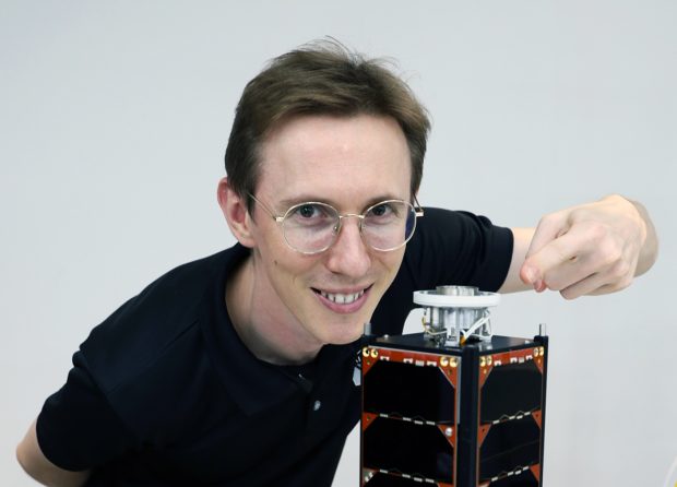 Viața unui tânăr din Humulești, mutat în Singapore, care a creat un motor pentru sateliți, trimis în spațiu cu o rachetă a lui Elon Musk. La ce folosește invenția românului