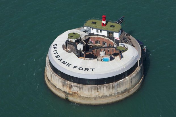 Fort de lux din largul coastelor britanice, scos la vânzare. Ce condiții oferă și care este prețul