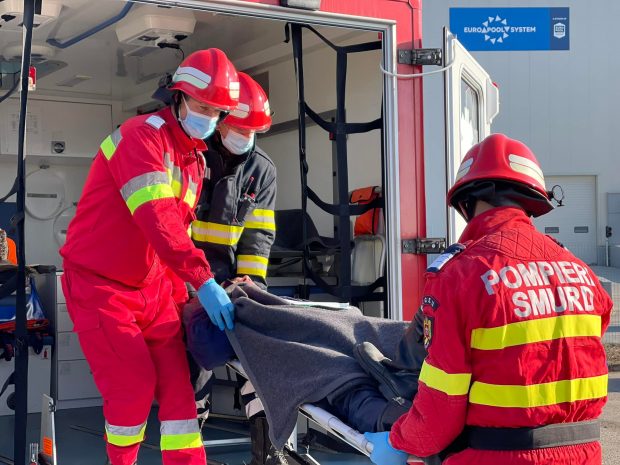 Doi adulţi şi un copil de 6 ani, la spital, după ce prelata unei terase din Sinaia s-a prăbuşit
