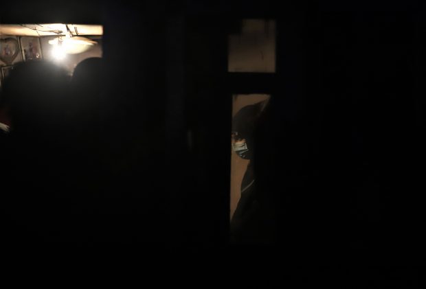 Percheziții la casele familiei agresorului de la Bolintin. Tânărul, adus la el acasă de poliție pentru o reconstituire