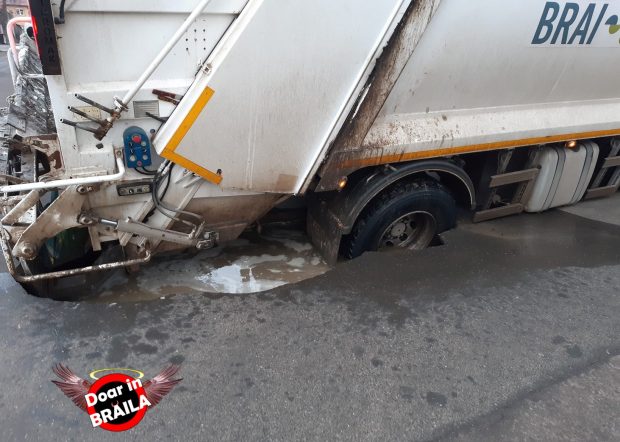 Mașină de gunoi, scoasă cu macaraua după ce a căzut într-o groapă, în Brăila