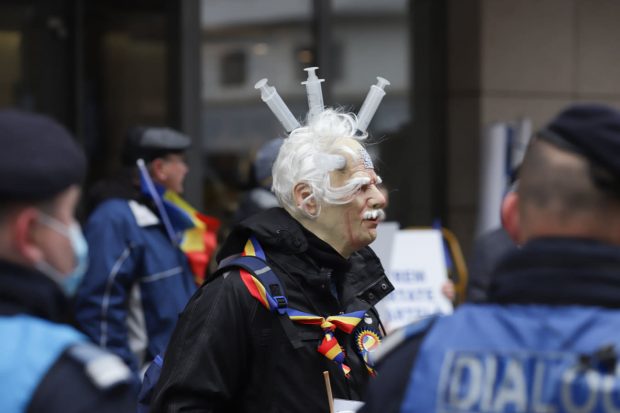 Protest în fața Ministerului Sănătății împotriva măsurilor anti-COVID: Se cere demisia lui Alexandru Rafila