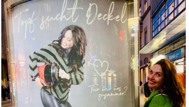 „Oala caută capac”. Silvia a montat panouri publicitare în Zürich și speră să găsească bărbatul ideal cu care să facă un copil