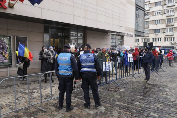 Ambulanțierii protestează azi în fața sediului DSU. Angajații vor mașini noi și salarii mai mari