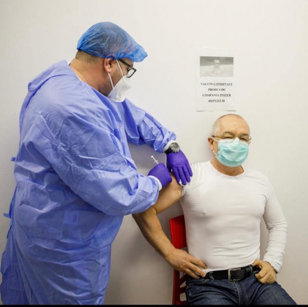 Emil Boc anunţă că s-a vaccinat cu doza booster
