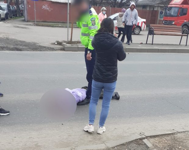 Imaginea care arată că, după accident, polițistul a atins cu piciorul una dintre fetele lovite